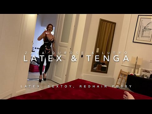 ❤️ Ngoanana e monyane ea nang le hlooho e khubelu ea apereng seaparo sa latex se kentsoeng ke ntate oa bobeli ❌❤